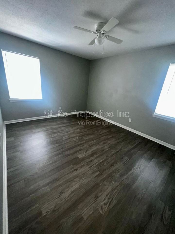 1975 Darby Dr #D7 - Photo 6 of 8