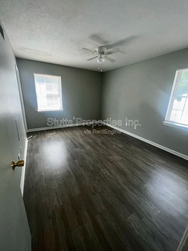 1975 Darby Dr #D7 - Photo 7 of 8