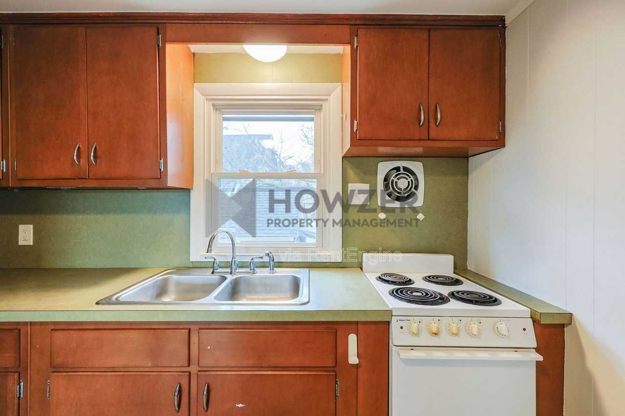 560 W Main St - Photo 3 of 27