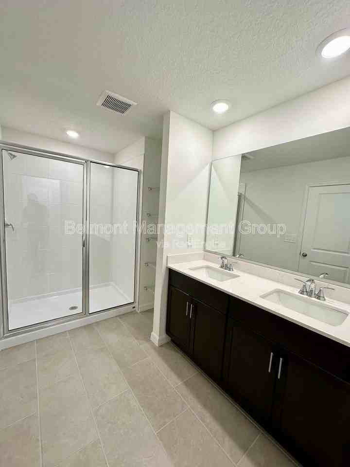 1122 Bradford Park Dr - Photo 3 of 5