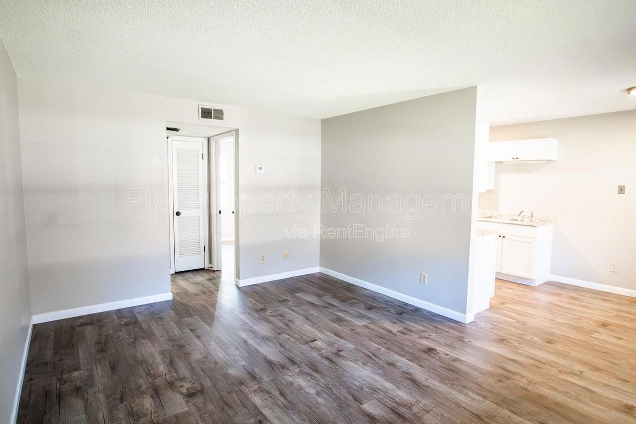 127 Hillcrest Dr #18 - Photo 2 of 10