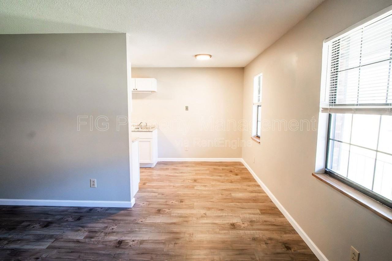 127 Hillcrest Dr #18 - Photo 3 of 10