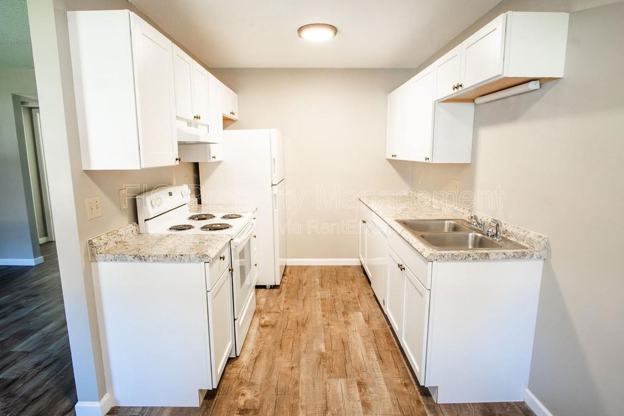 127 Hillcrest Dr #18 - Photo 4 of 10