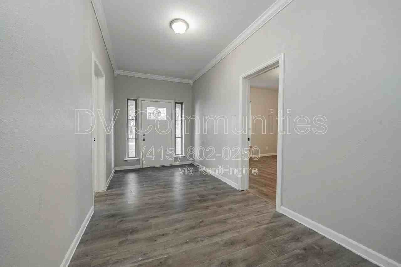 606 E Brin St - Photo 3 of 21