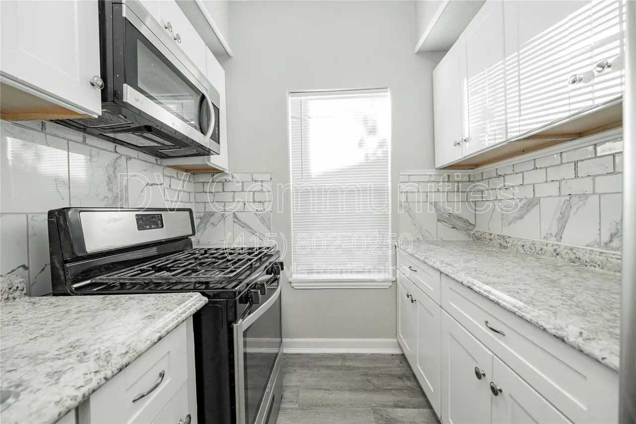 606 E Brin St - Photo 6 of 21