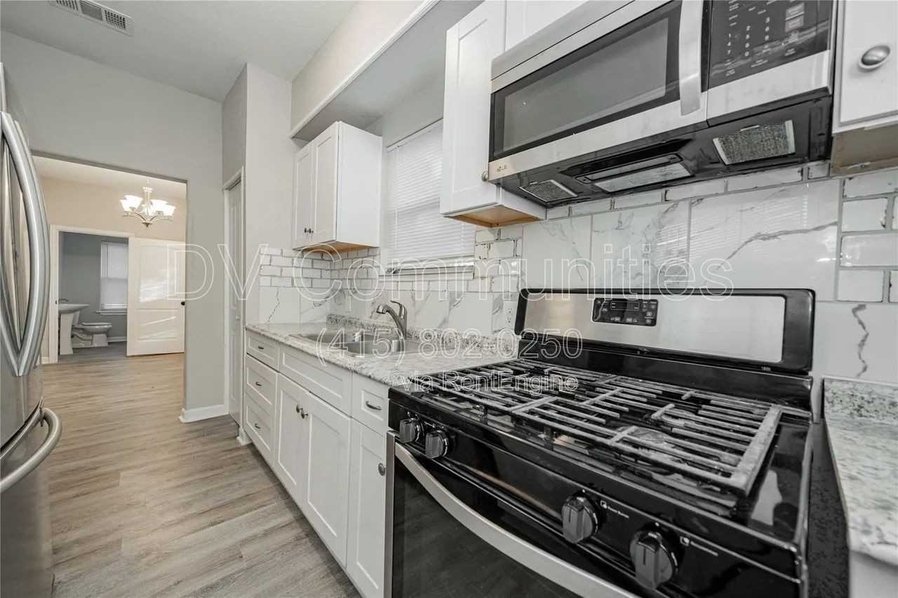 606 E Brin St - Photo 7 of 21