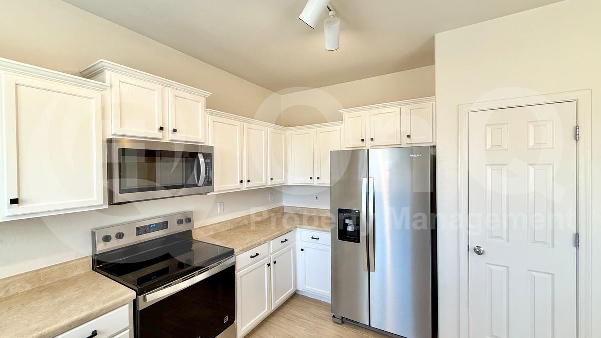 1840 S Falcon Dr - Photo 3 of 32