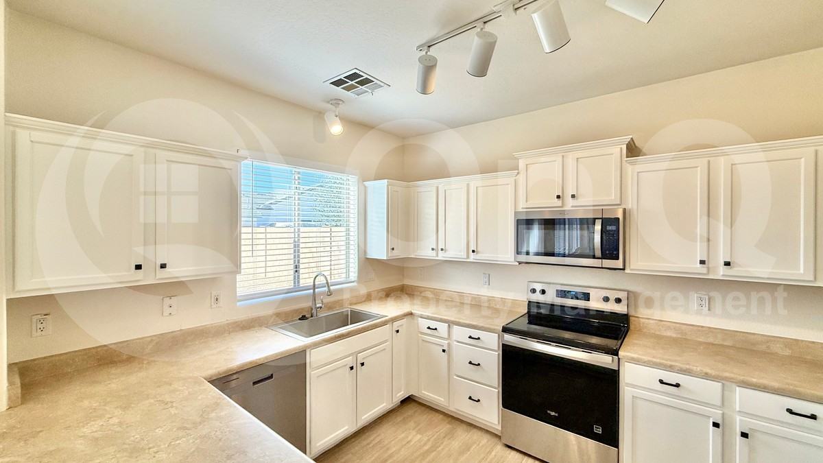 1840 S Falcon Dr - Photo 4 of 32