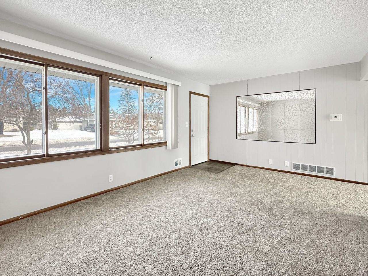 276 Dawn Ave - Photo 4 of 18