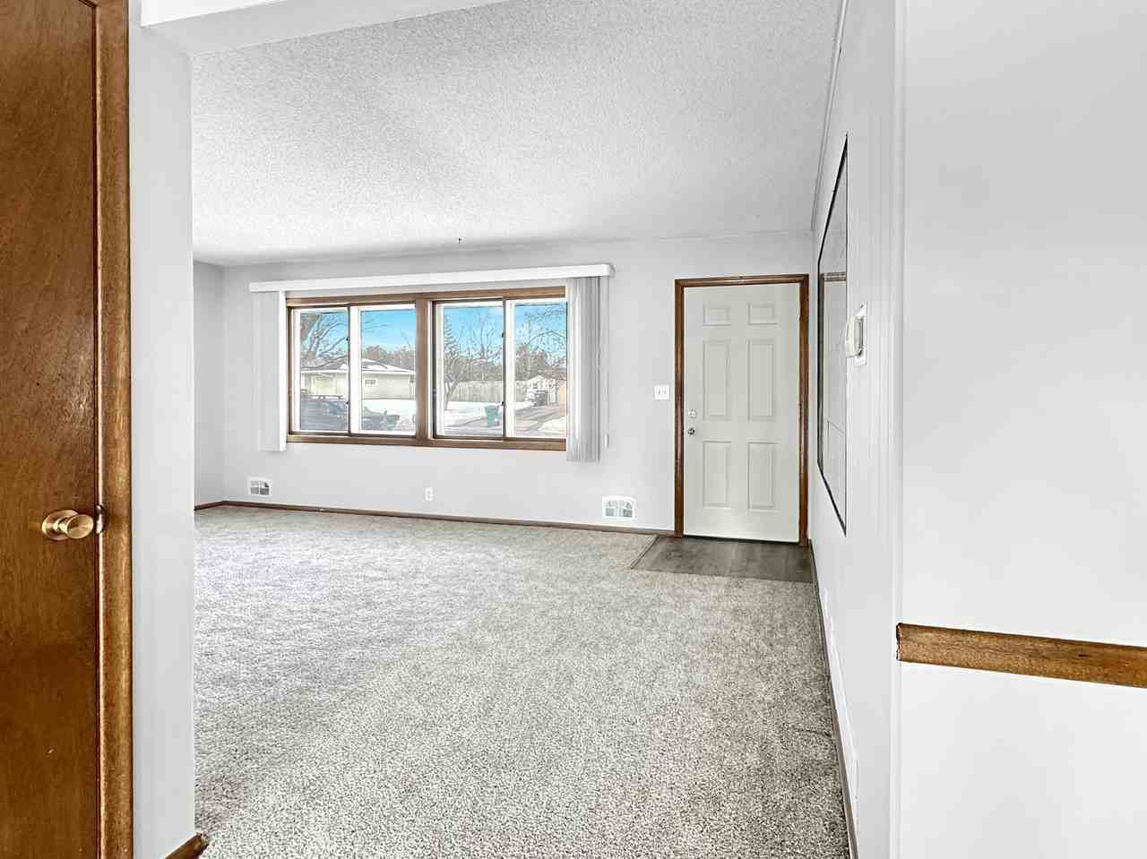 276 Dawn Ave - Photo 5 of 18