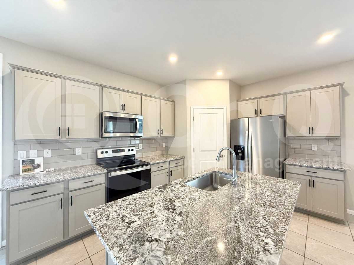 17466 W Paraiso Ln - Photo 4 of 20