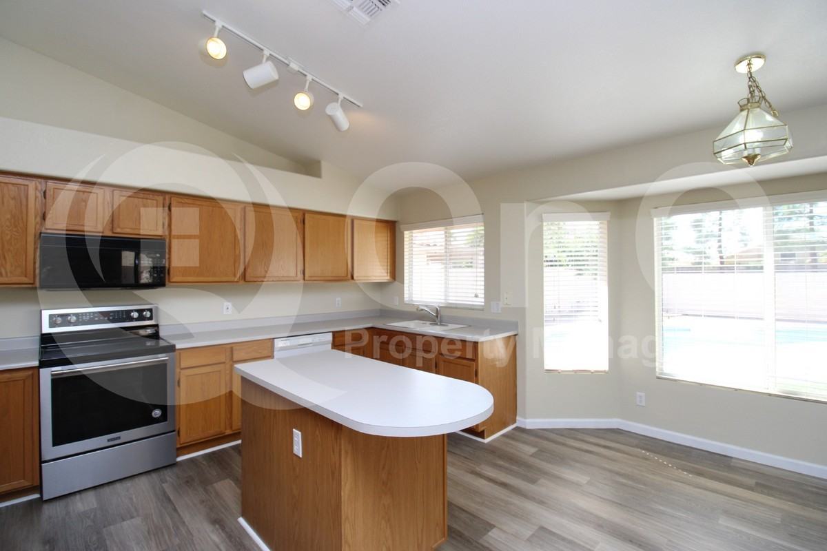 121 W Shamrock St - Photo 4 of 28