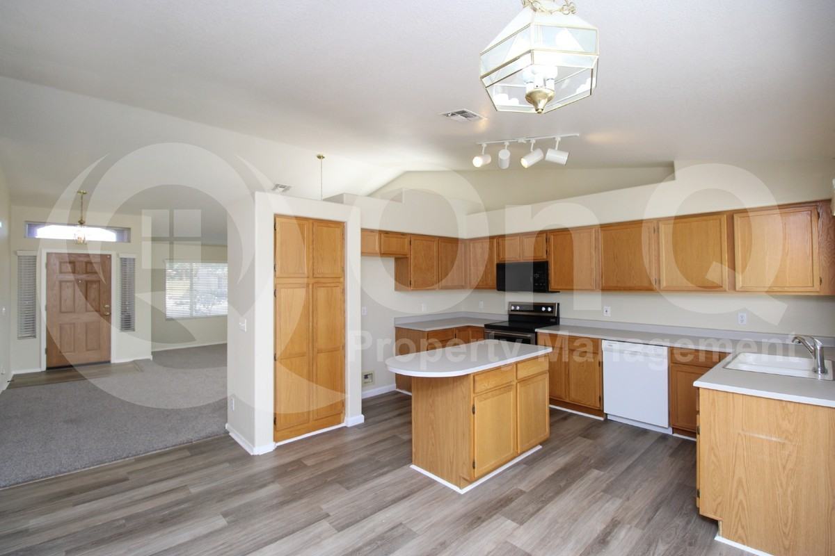 121 W Shamrock St - Photo 5 of 28