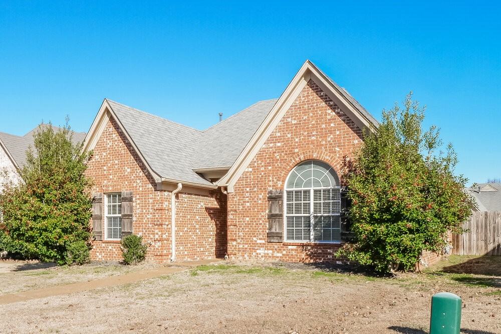 5810 Bedford Loop E - Photo 4 of 17