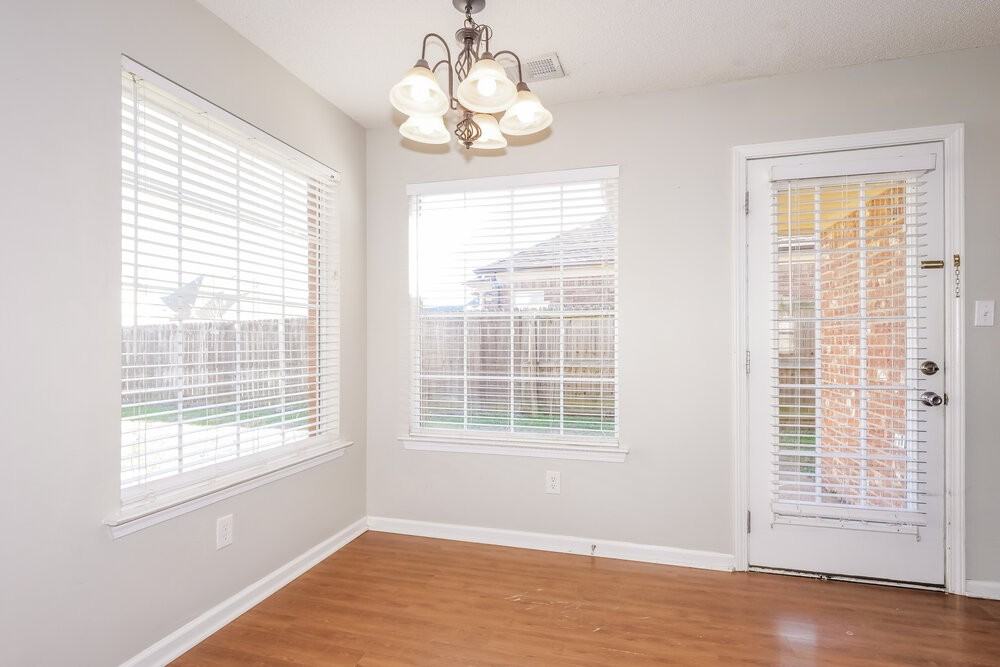 5810 Bedford Loop E - Photo 7 of 17