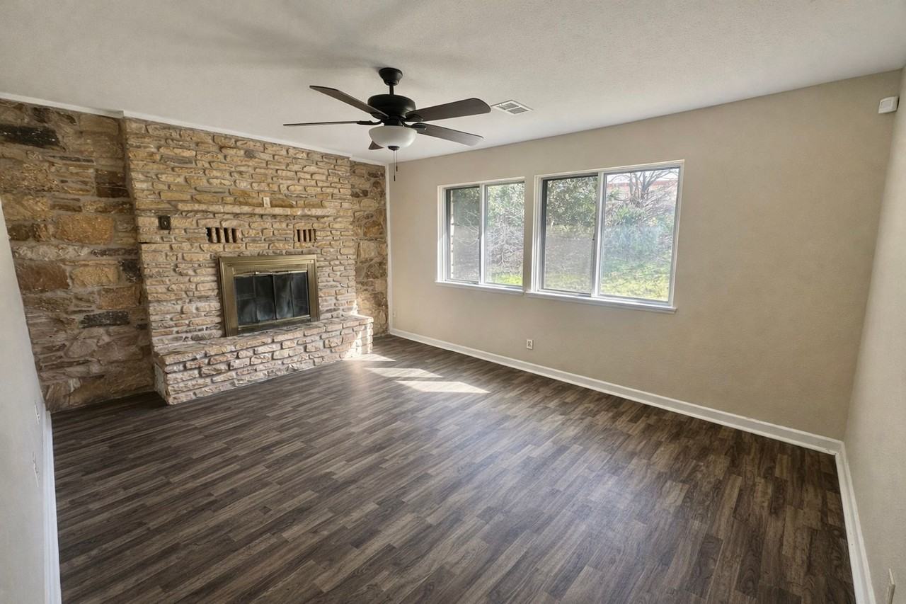 1104 Robindale Dr - Photo 2 of 9