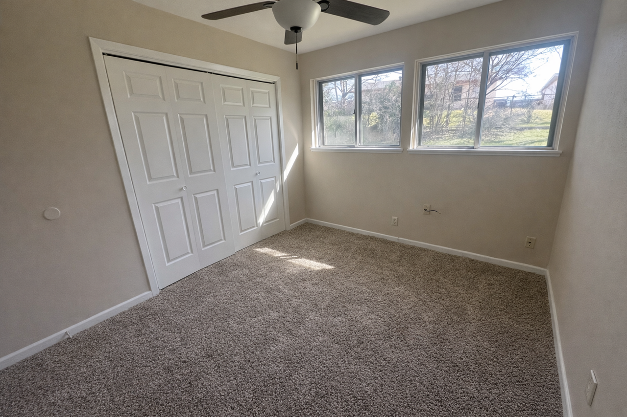 1104 Robindale Dr - Photo 4 of 9