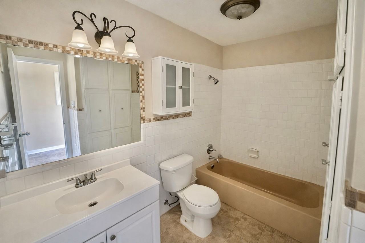 1104 Robindale Dr - Photo 5 of 9