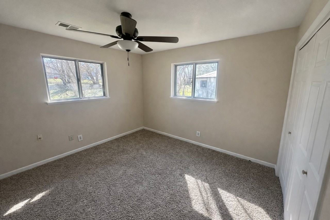 1104 Robindale Dr - Photo 7 of 9