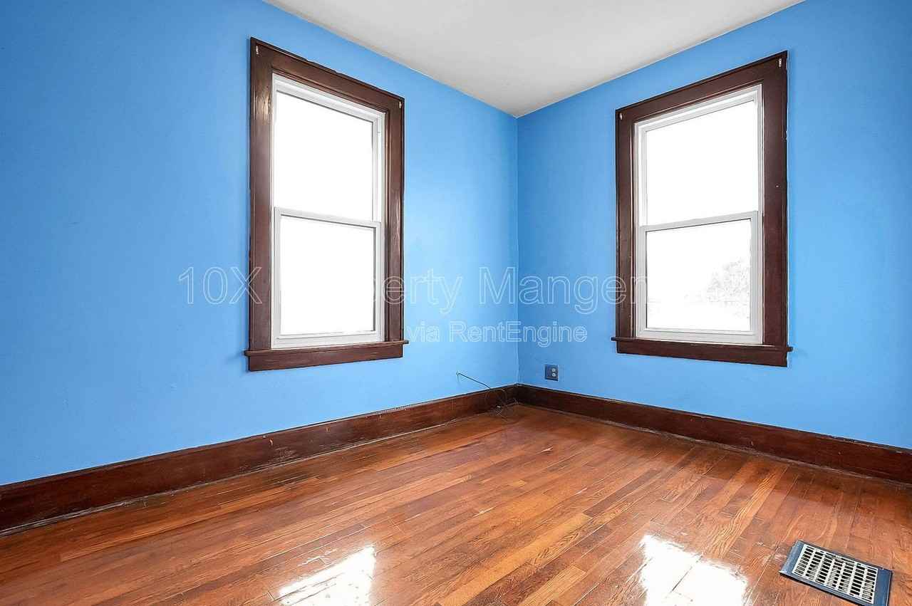 275 N Warren Ave - Photo 6 of 28