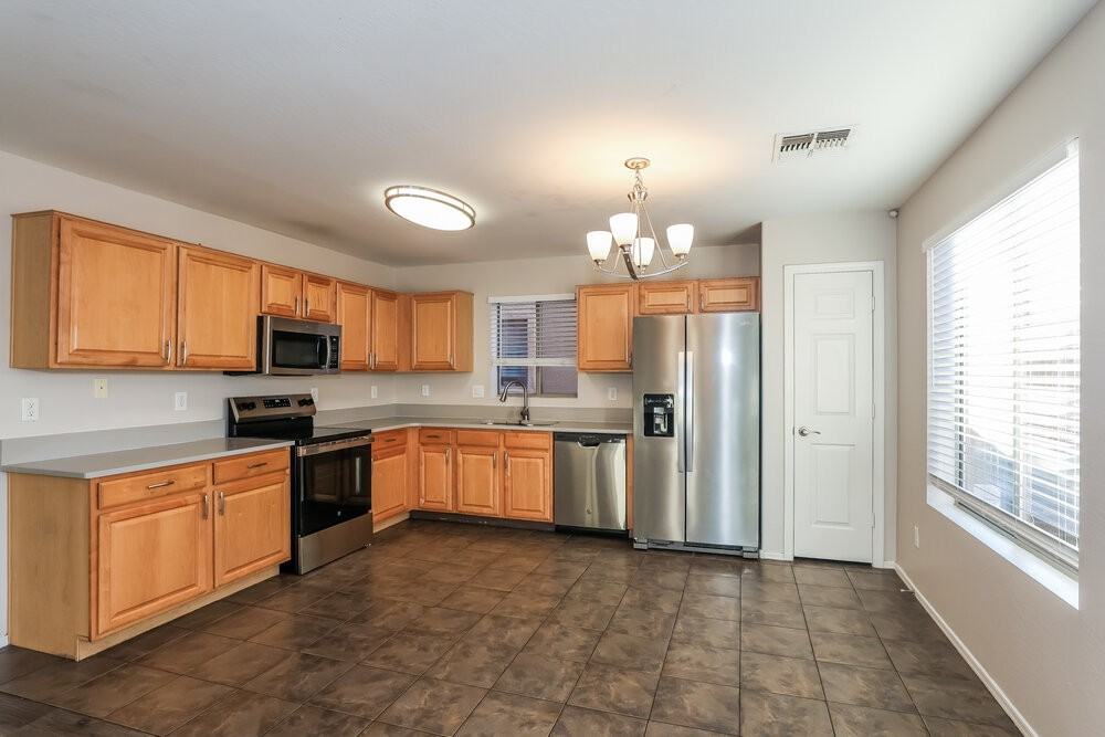 13023 W Lawrence Rd - Photo 6 of 17