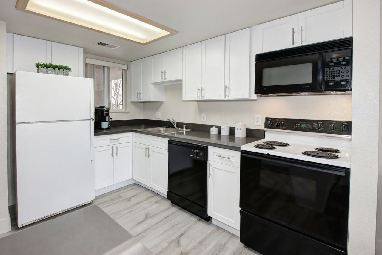 Glacier Point Apartments - Photo 4 of 39