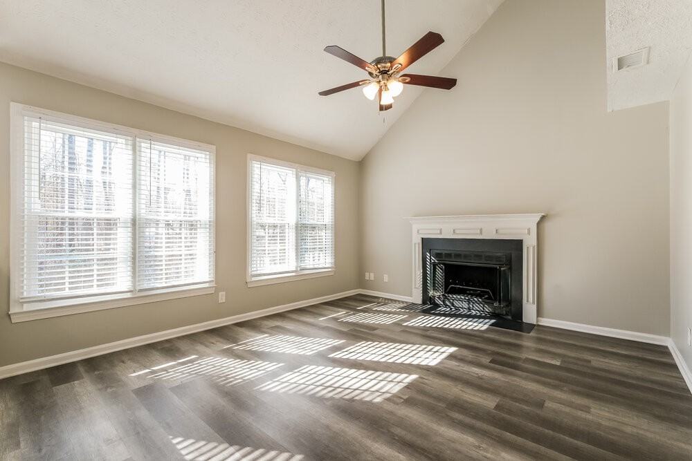 1070 Hunters Creek Ct - Photo 5 of 17