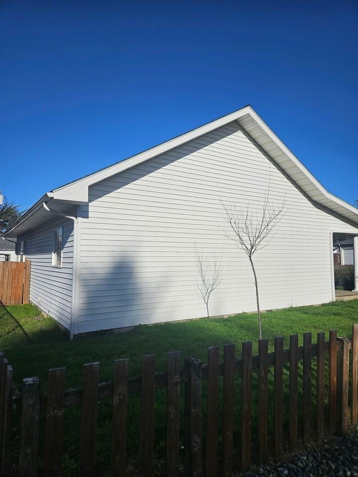 588 Madison St - Photo 6 of 33