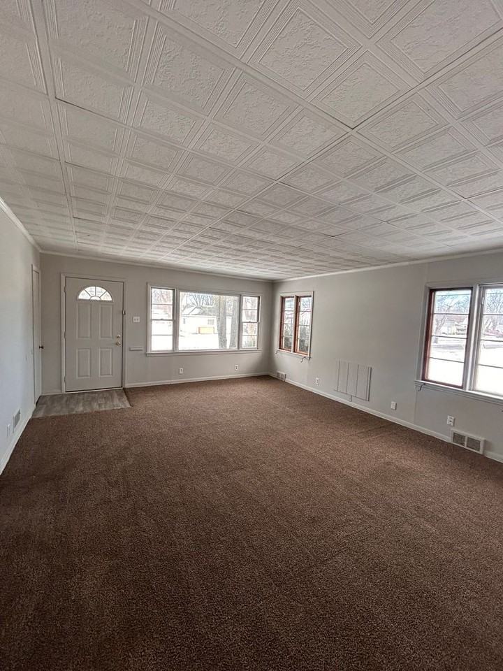 540 Congress Ave - Photo 2 of 9