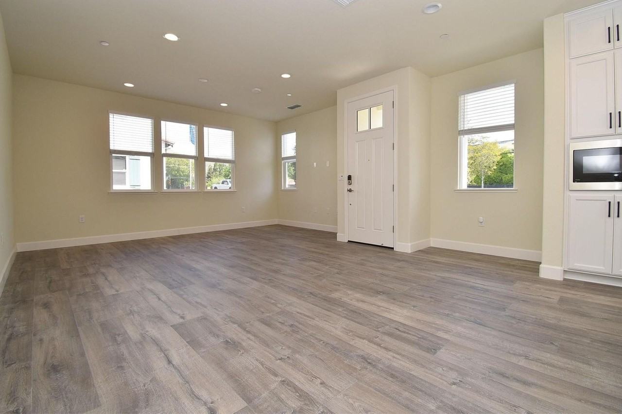 60 Aventura Cmn - Photo 3 of 27