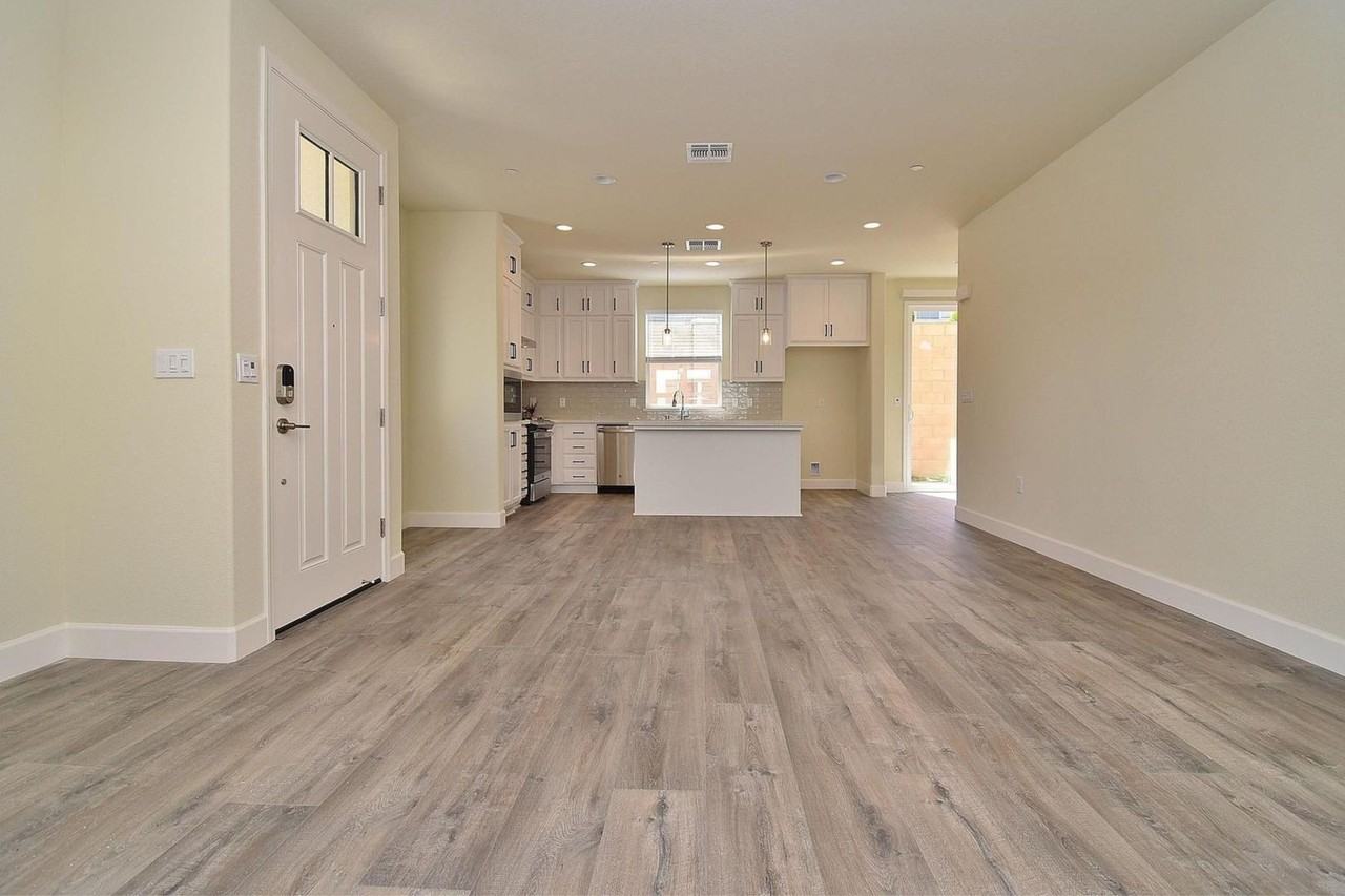 60 Aventura Cmn - Photo 4 of 27