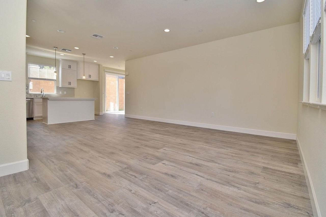 60 Aventura Cmn - Photo 6 of 27