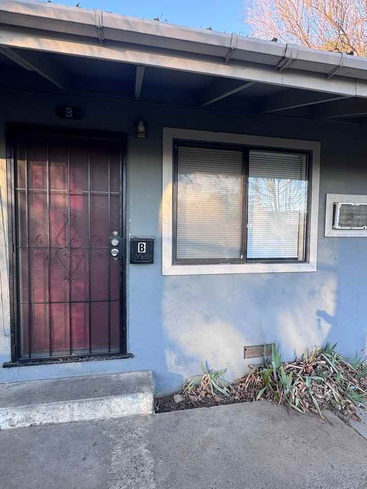 418 E St - Photo 2 of 8