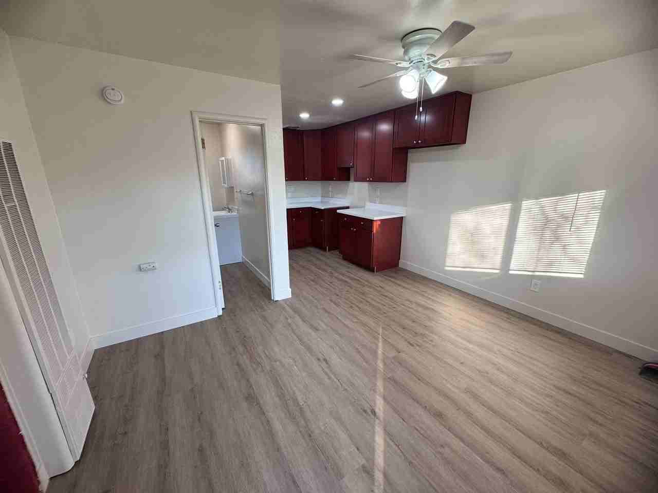 418 E St - Photo 3 of 8