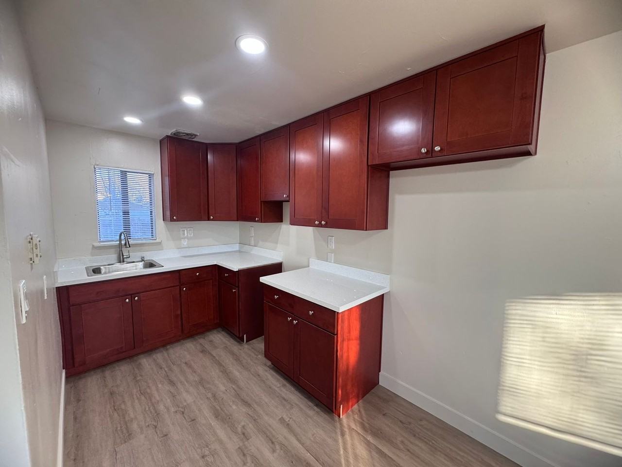 418 E St - Photo 6 of 8