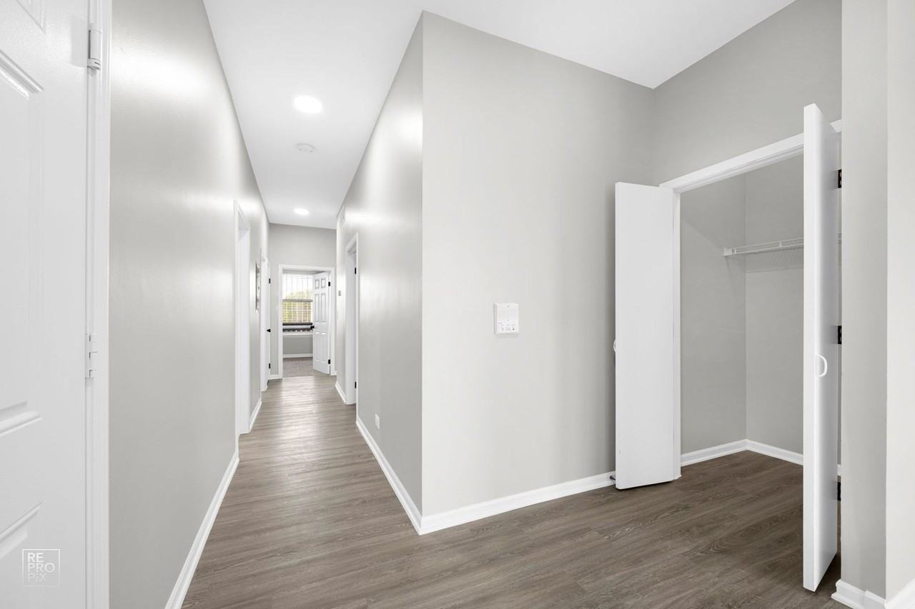 8954 S Commercial Ave Chicago, IL 60617 - Photo 2 of 11