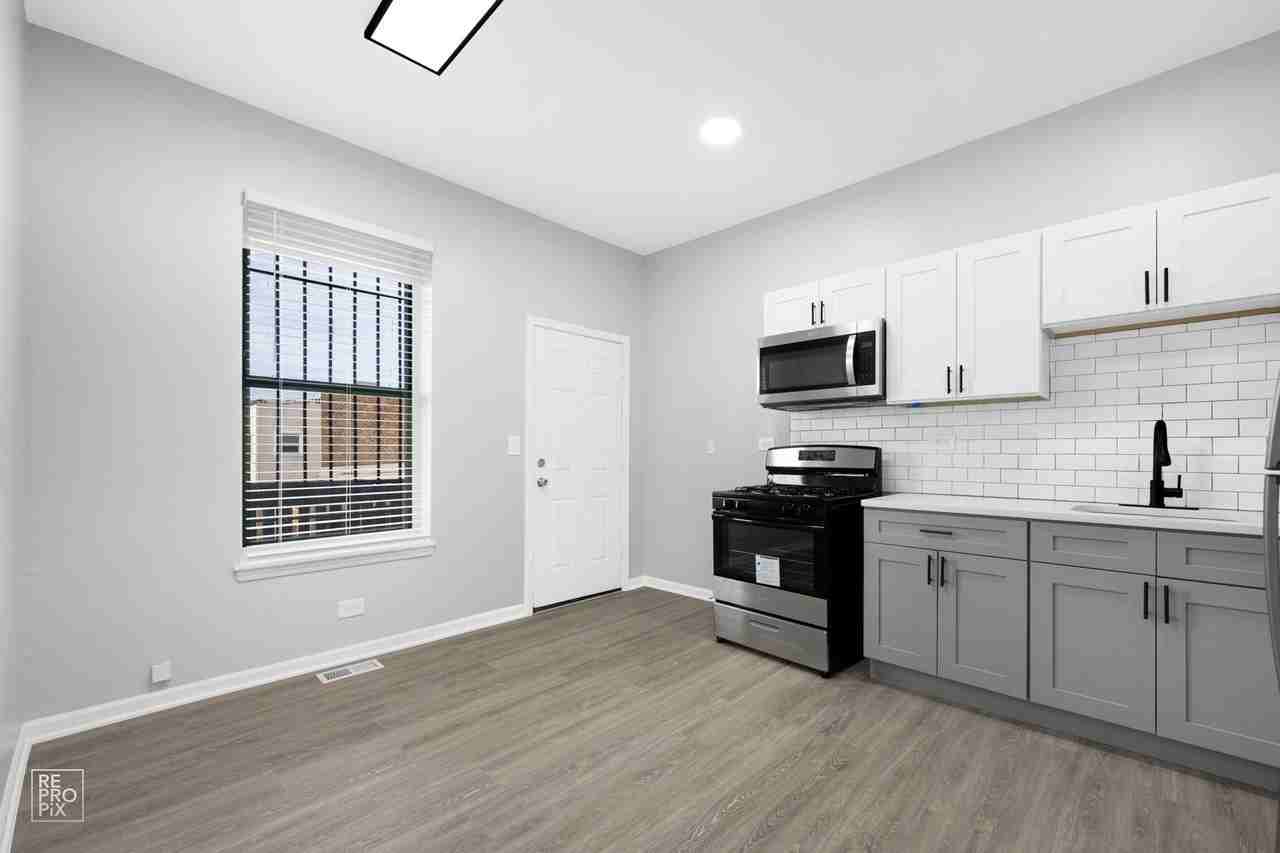 8954 S Commercial Ave Chicago, IL 60617 - Photo 6 of 11