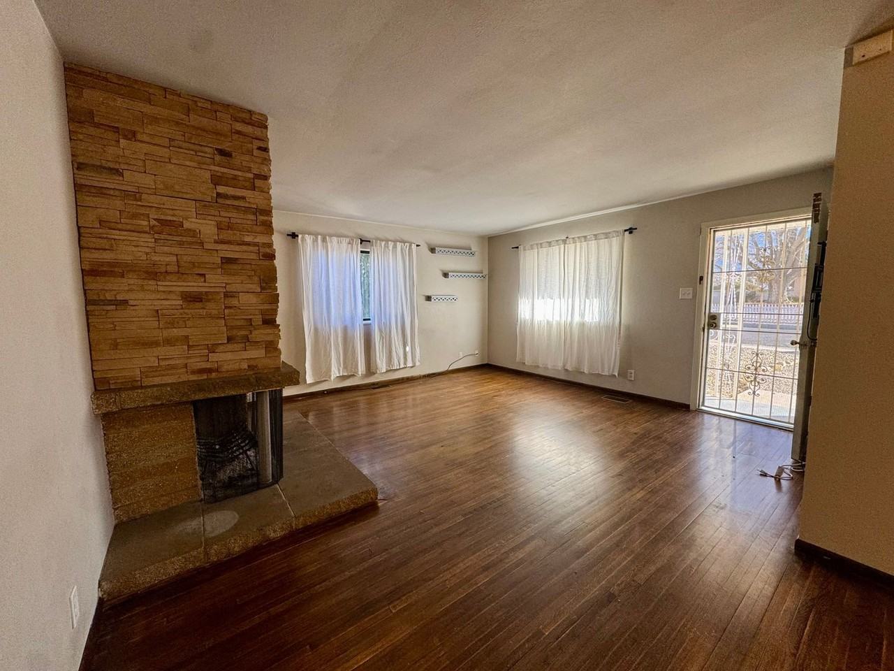 10527 Princess Jeanne Ave Ne - Photo 3 of 19