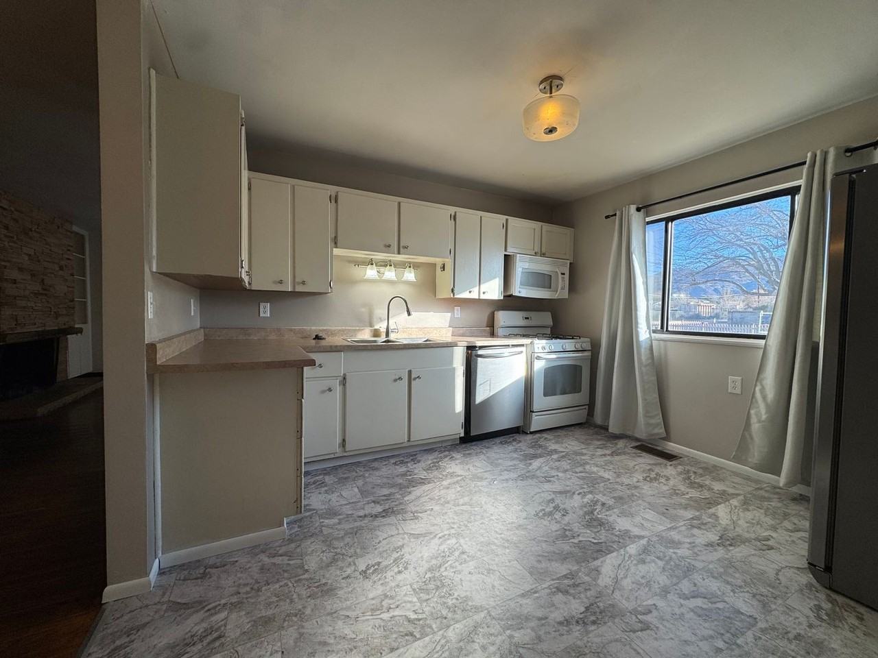 10527 Princess Jeanne Ave Ne - Photo 5 of 19