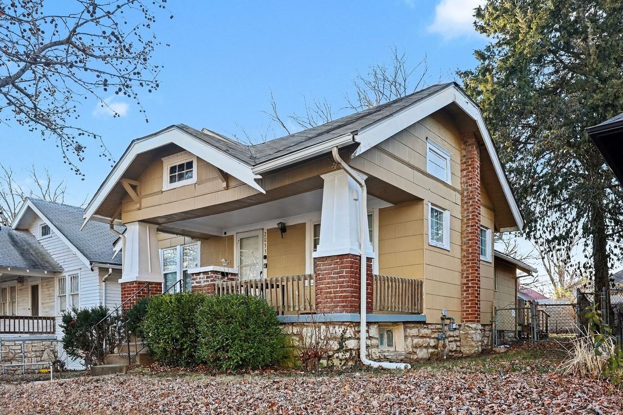 2033 E Gregory Blvd - Photo 2 of 15