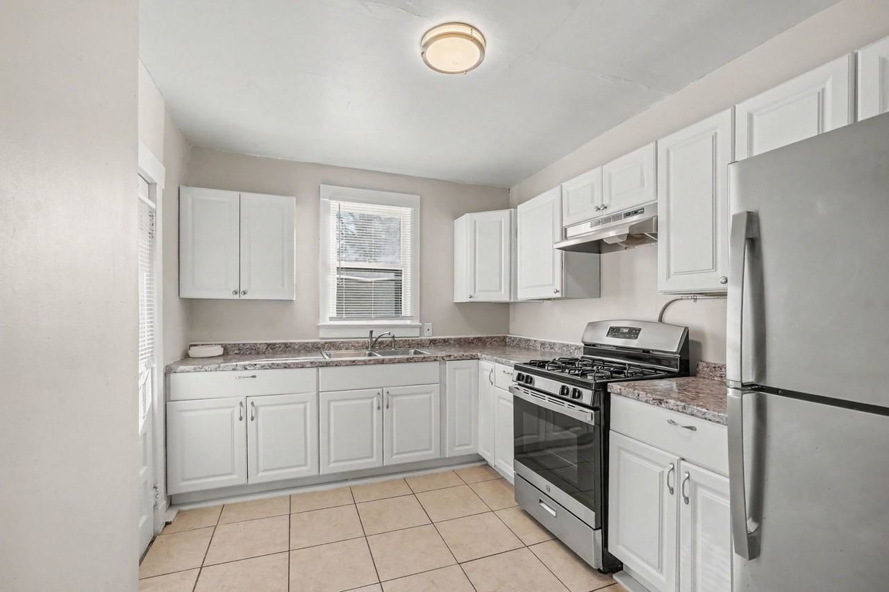 5713 Brooklyn Ave - Photo 4 of 8