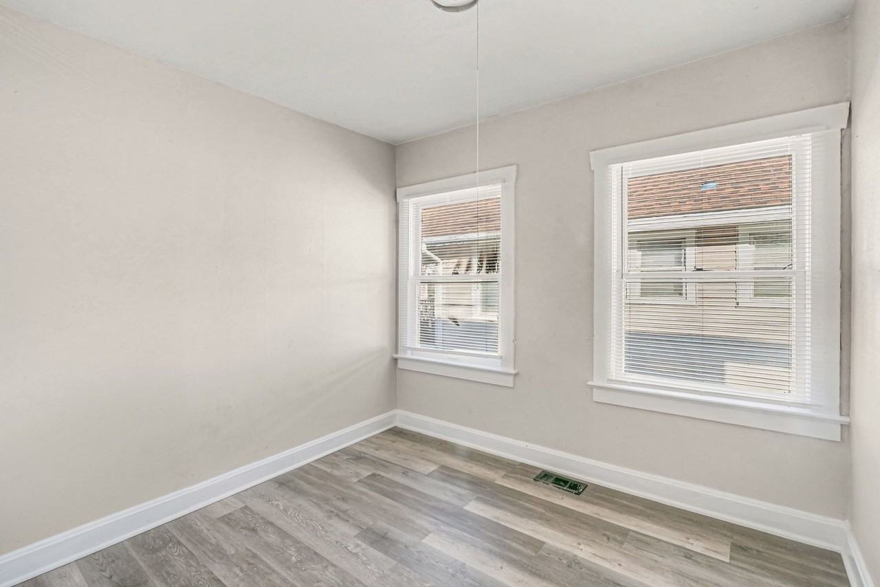 5713 Brooklyn Ave - Photo 5 of 8