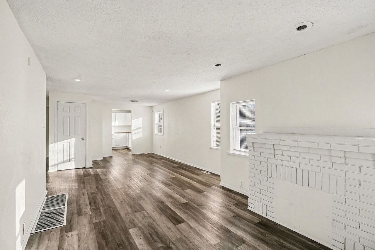 1906 E 55th St - Photo 3 of 9