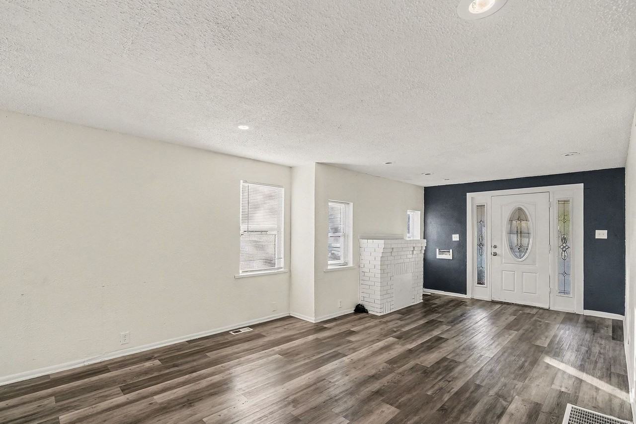 1906 E 55th St - Photo 4 of 9