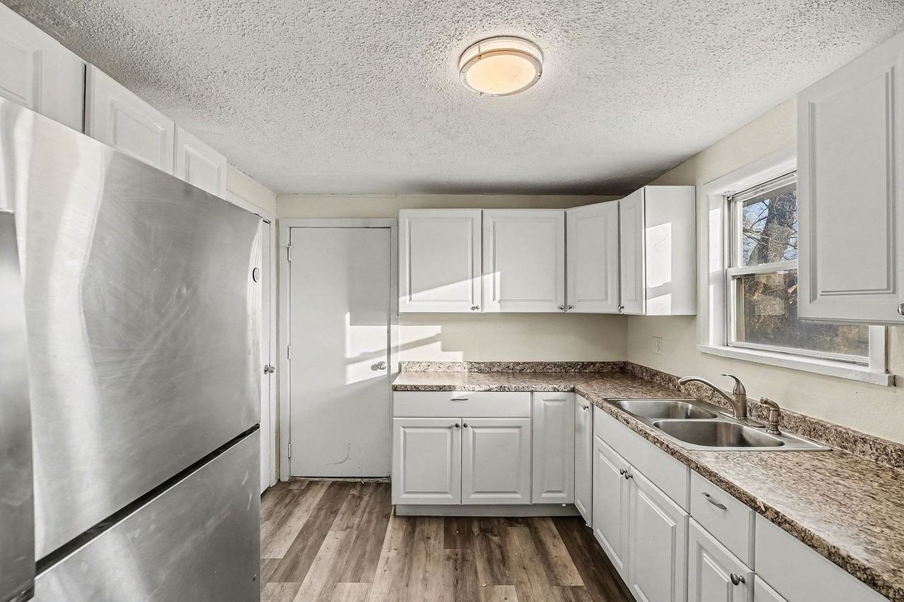 1906 E 55th St - Photo 5 of 9