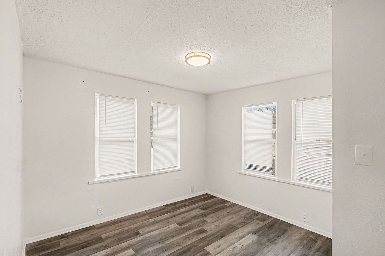 1906 E 55th St - Photo 6 of 9