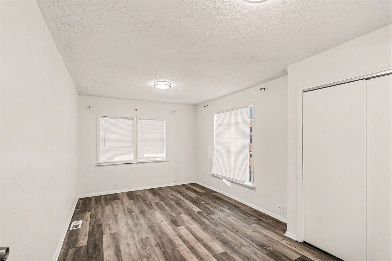 1906 E 55th St - Photo 7 of 9