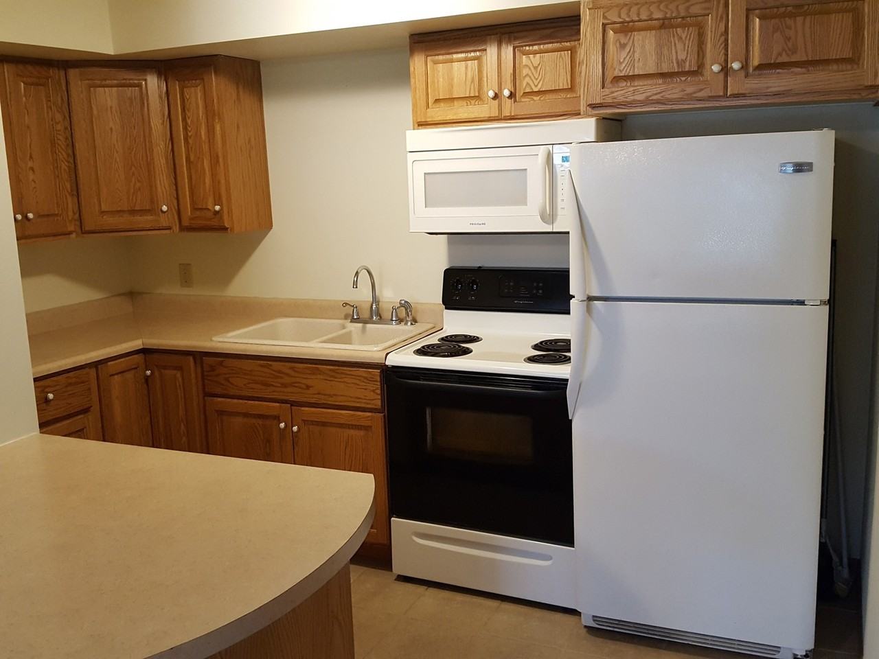 200 E Oakland Ave #J - Photo 3 of 6