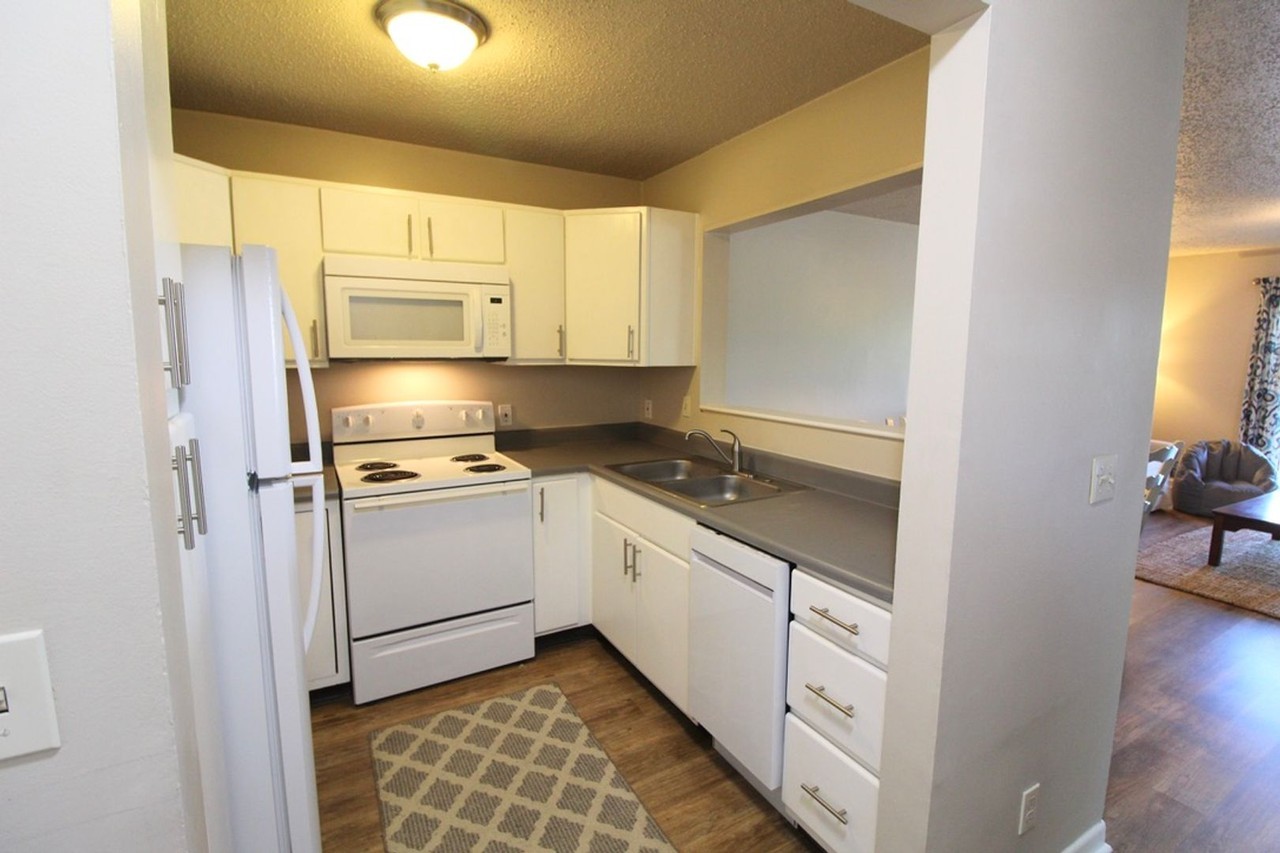 1360 Hunters Rd Apt E - Photo 3 of 39