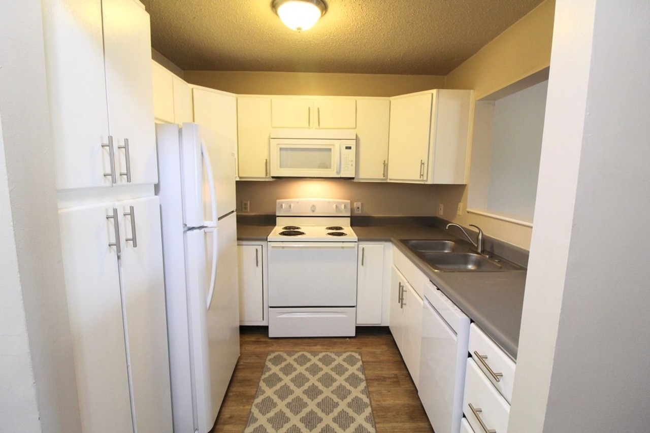 1360 Hunters Rd Apt E - Photo 4 of 39